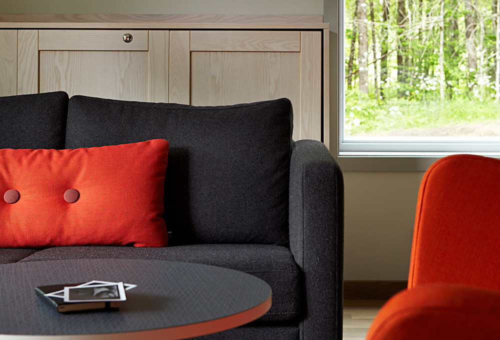 Soffgrupp samt extrasäng i sängskåp i Deluxe Riverside rum i Villa 5