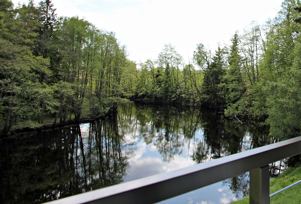 Utsikt från balkong Riversiderum i Villa 5 med Nissan som sakta rinner nedanför