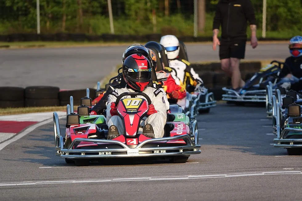 Förare i hjälmar och overaller på startlinjen på Scandinavian Kartway i Anderstorp, nära Hestraviken hotell.