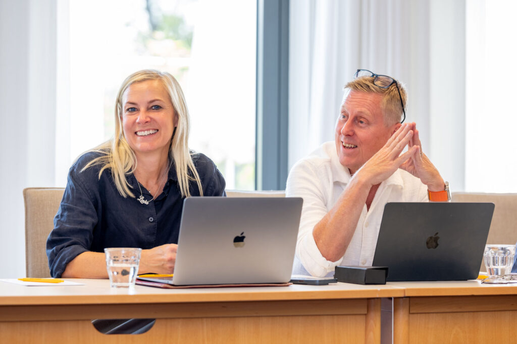 Mötesdeltagare i lokal Flottaren i Hestraviken vid Isaberg i Småland