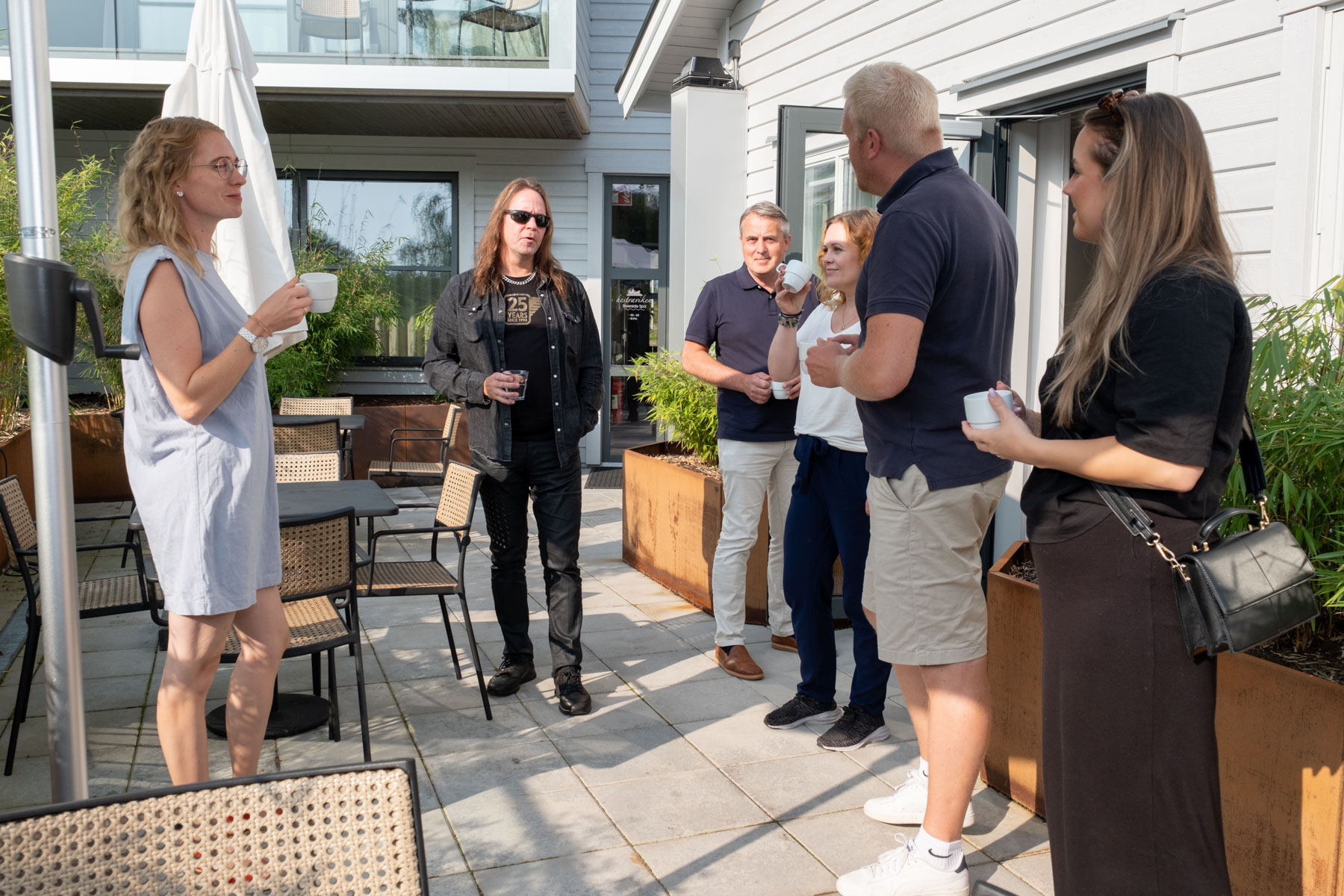 Konferensgrupp på terrassen vid Hestraviken konferensvilla, med utsikt över Nissan och Riverside spa.