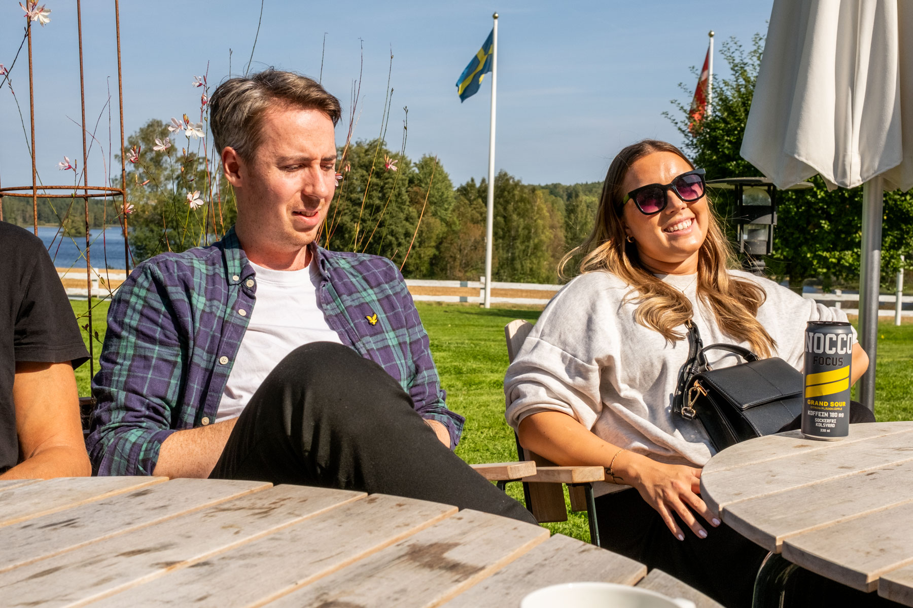 Del av konferensgrupp sittandes på uteserveringen av Hestravikens restaurangen efter avslutad konferensaktivitet