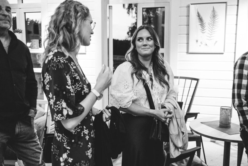 Konferesdeltagare redo att slå sig ner till bords i restaurangen på Hestraviken nära Isaberg i Småland