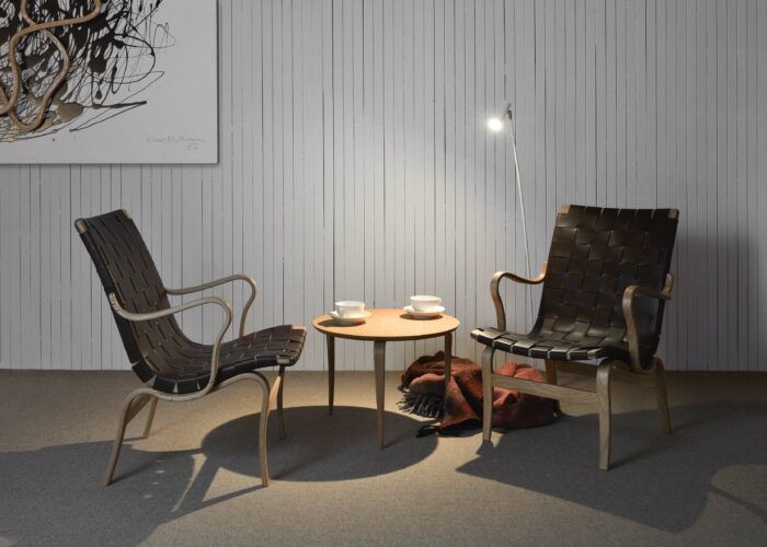 Skandinavisk inredning från Bruno Mathsson. Grupp med två Eva stolar, ett Annika bord, läslampa, pläd och tekoppar för en stunds vila