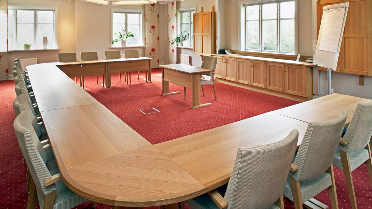 Konferenslokal Disponenten på Hestraviken hotell i Småland, utrustad för effektiva möten och kreativa sessioner.