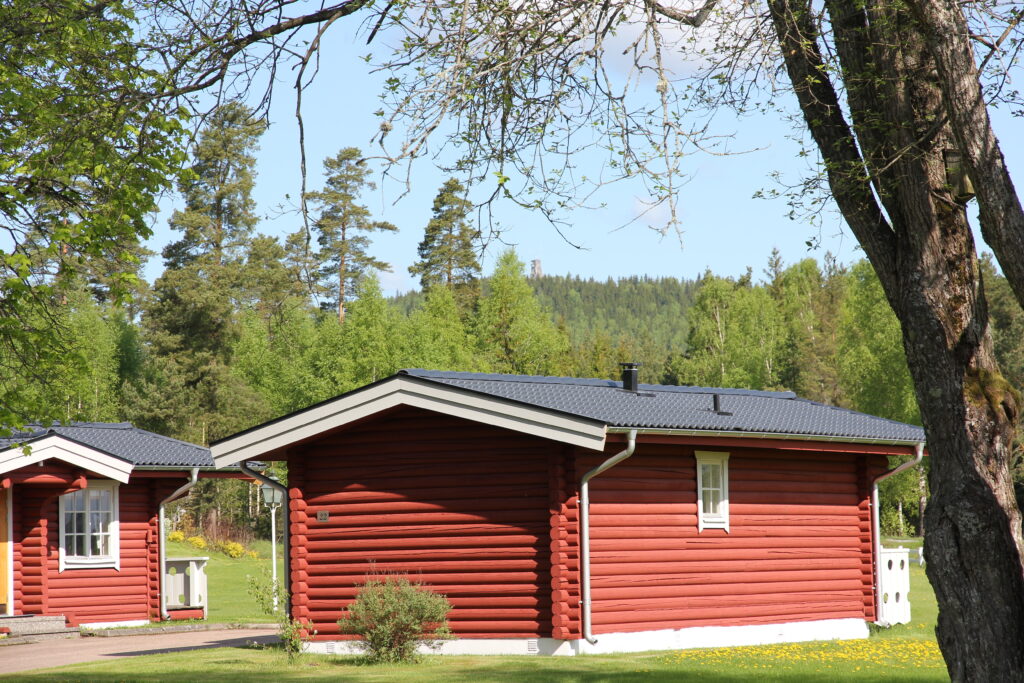 Exteriör av fristående stuga på Hestraviken hotell i Småland