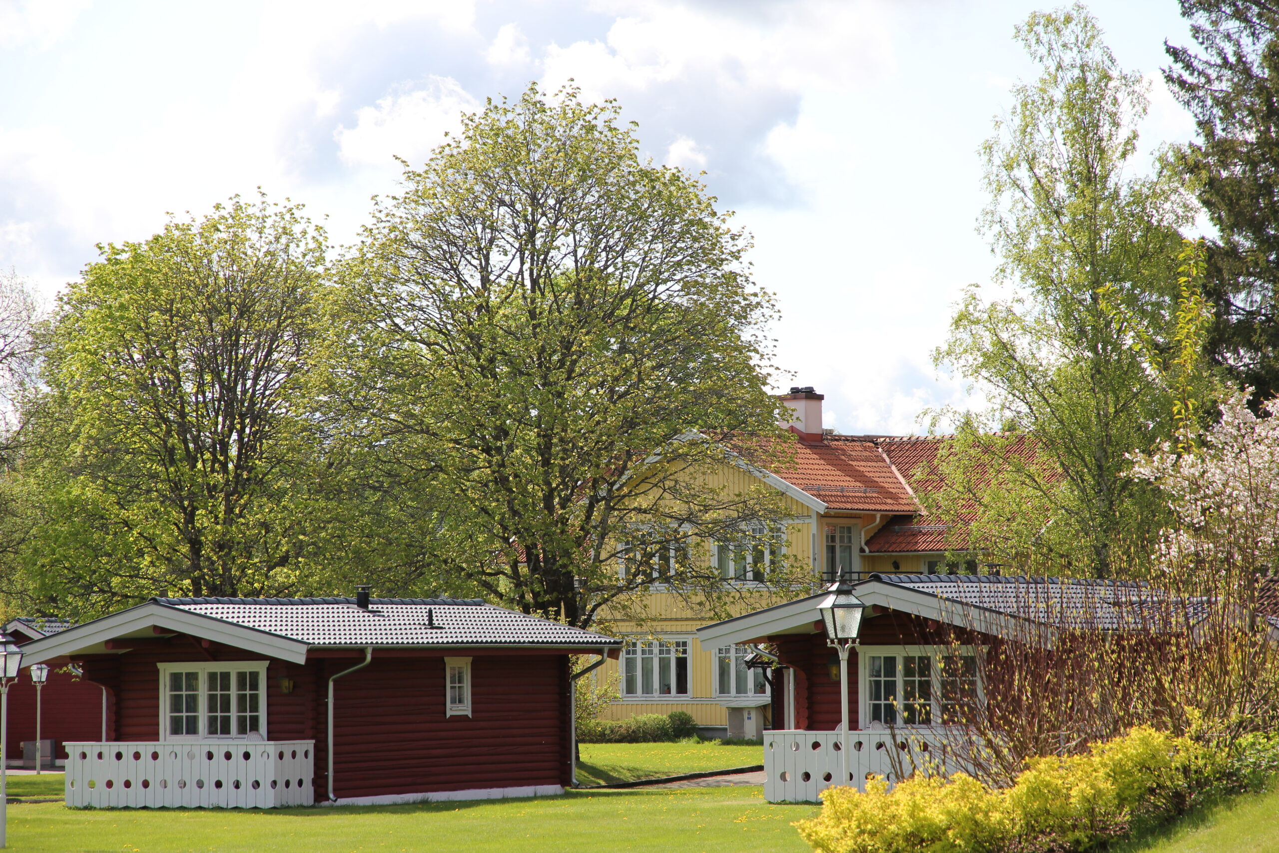 Exteriör av fristående stuga på Hestraviken hotell i Småland