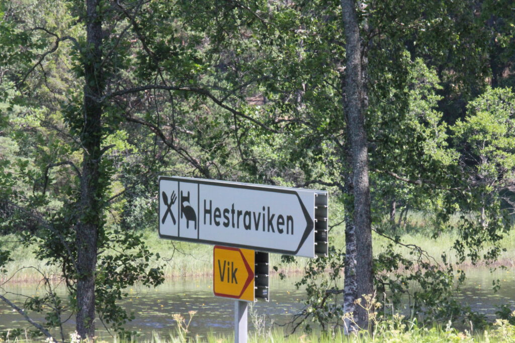 Trafikskylt som visar vägen till Hestraviken hotell från väg 151 in på Vikvägen
