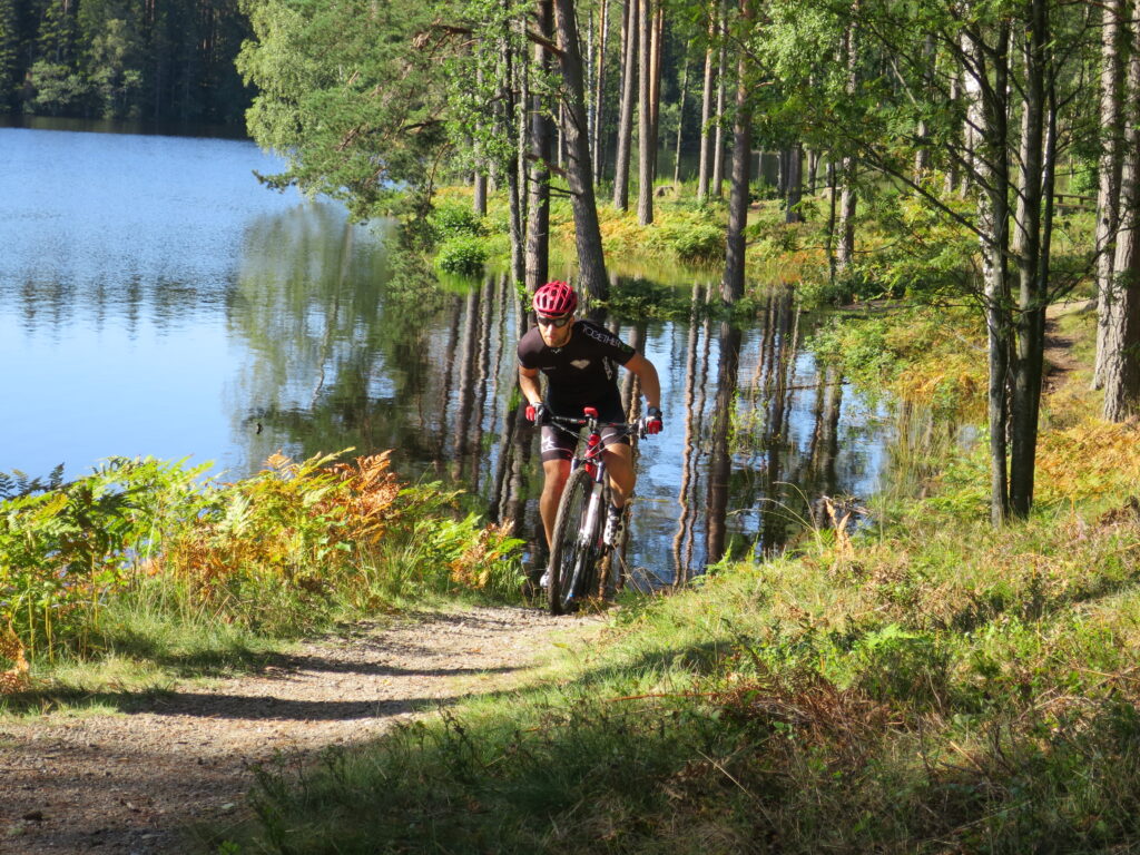 Man cyklandes Pink Lady leden utmed Algustorpasjön i en brantare sektion av banan