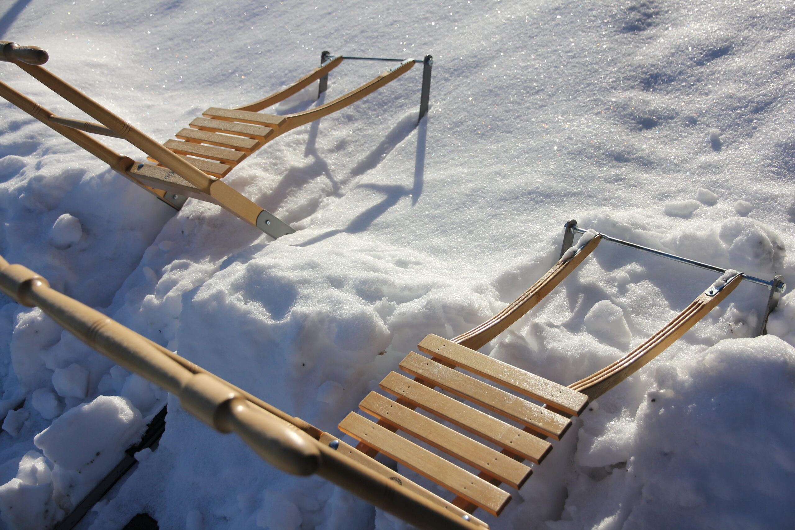 Sparkar parkerade i snön utanför Receptionsvillan på Hestraviken.