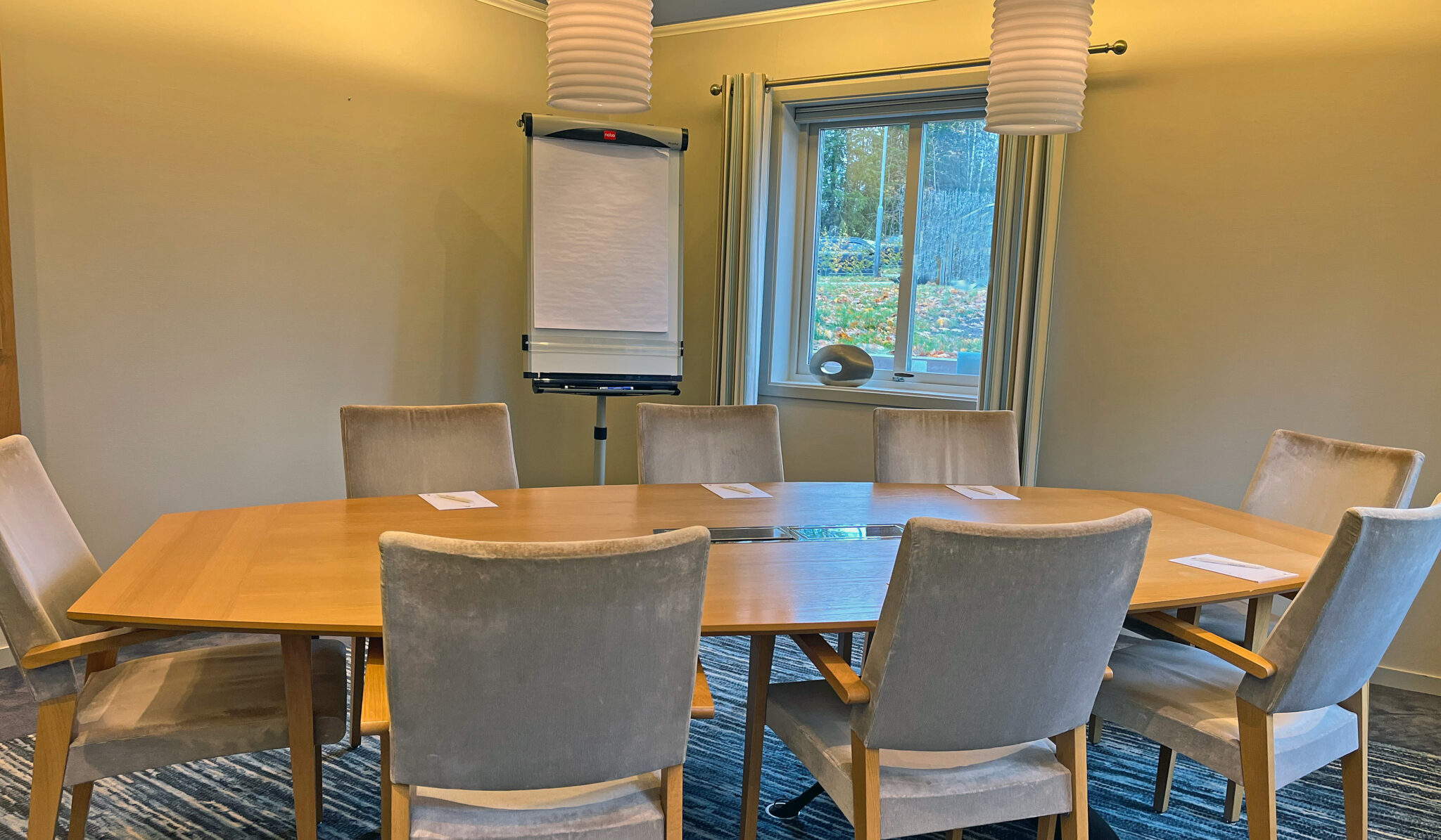 Konferenslokal Smeden på Hestraviken hotell i Småland, utrustad för effektiva möten och kreativa sessioner.