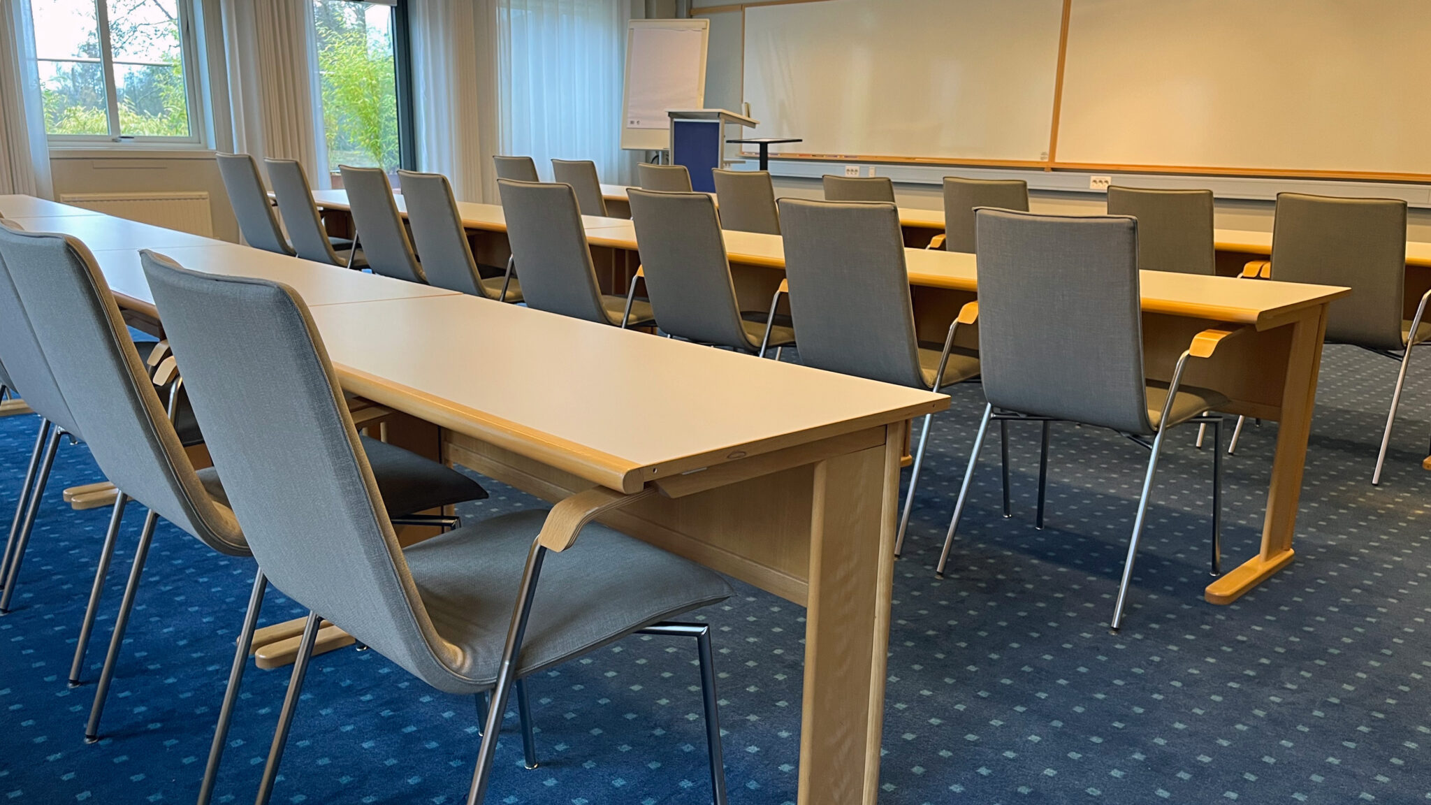 Konferensrum Flottaren möblerad i skolsittning på Hestraviken hotell vid Isaberg i Småland