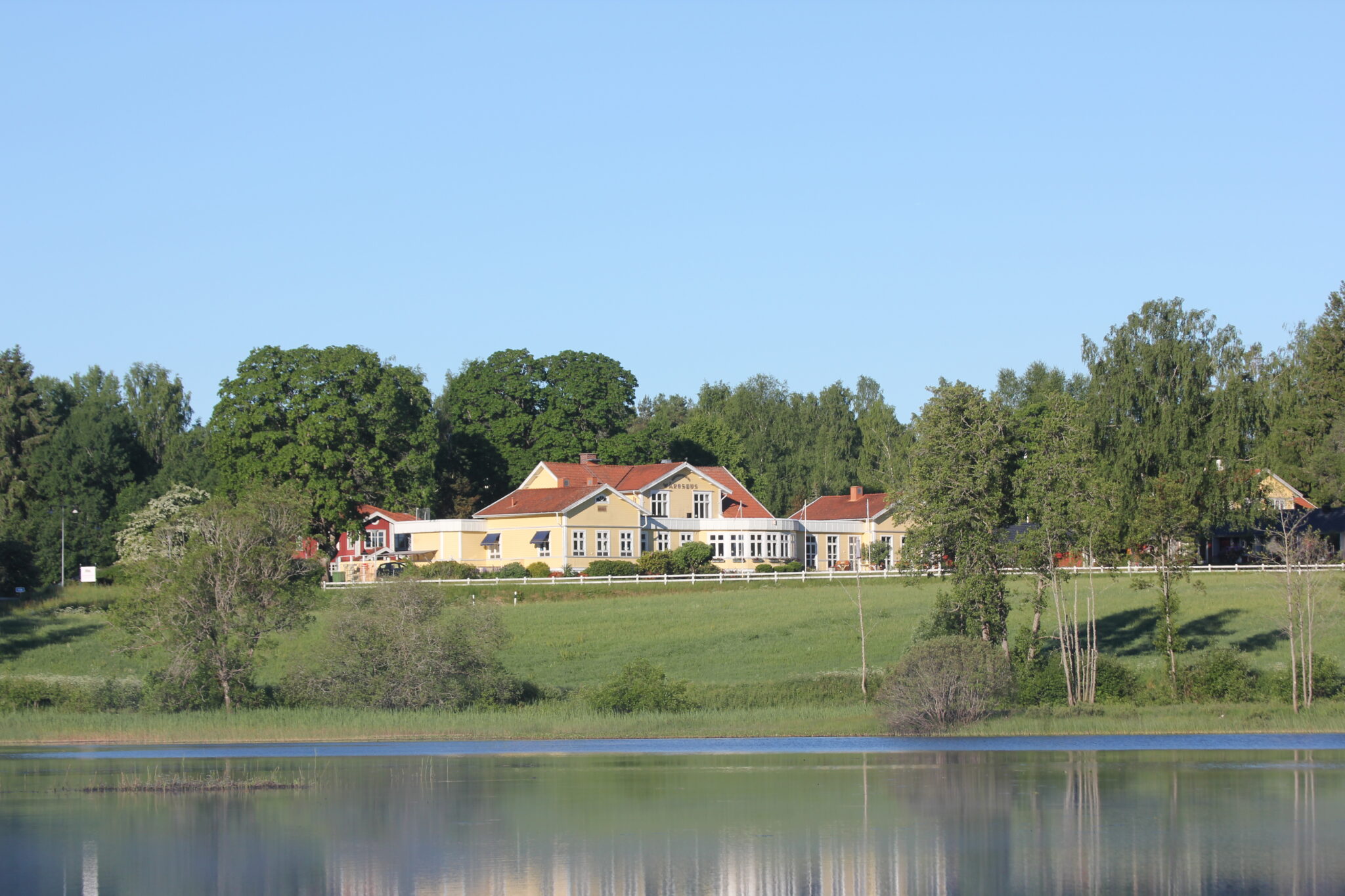 Restaurangvillan på Hestraviken hotell med utsikt över Algustorpasjön, omgiven av Smålands natursköna landskap
