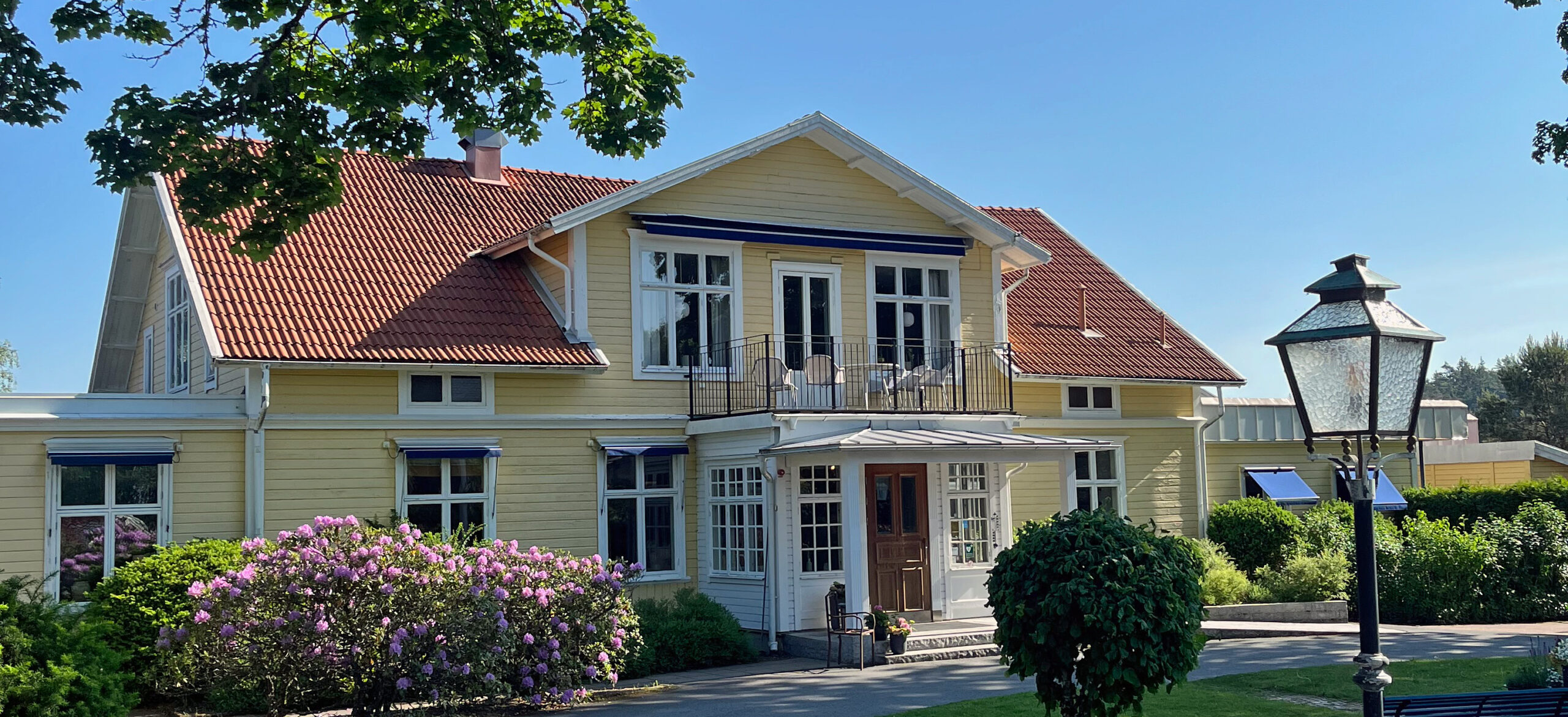 Konferens med övernattning på Hestraviken hotell i Småland. Resturangvillan på Hestraviken en sommardag.