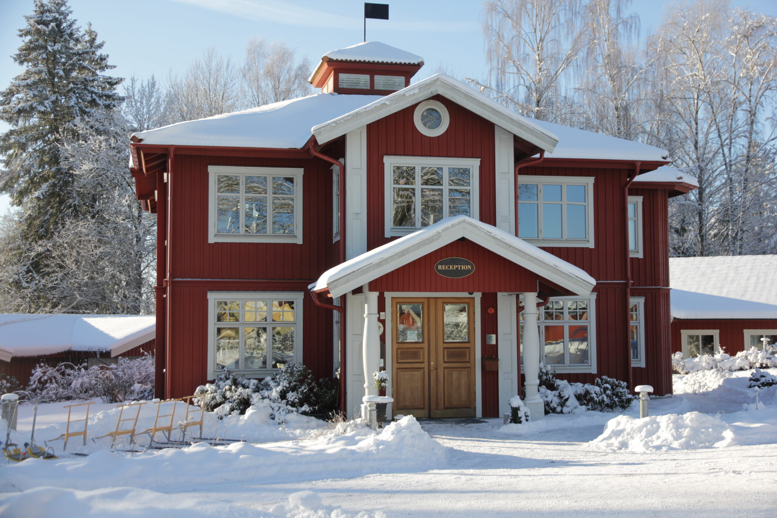 Hestravikens Receptionsvilla en solig och kall vinterdag, mycket snö och sparkar för utlåning är frramtagna till våra gäster och ställda utanför byggnaden