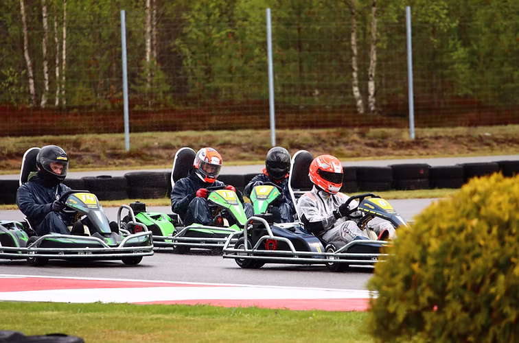 Full fart och fokus gäller när förare i hjälmar och overaller kör ett race på Scandinavian Kartway i Anderstorp