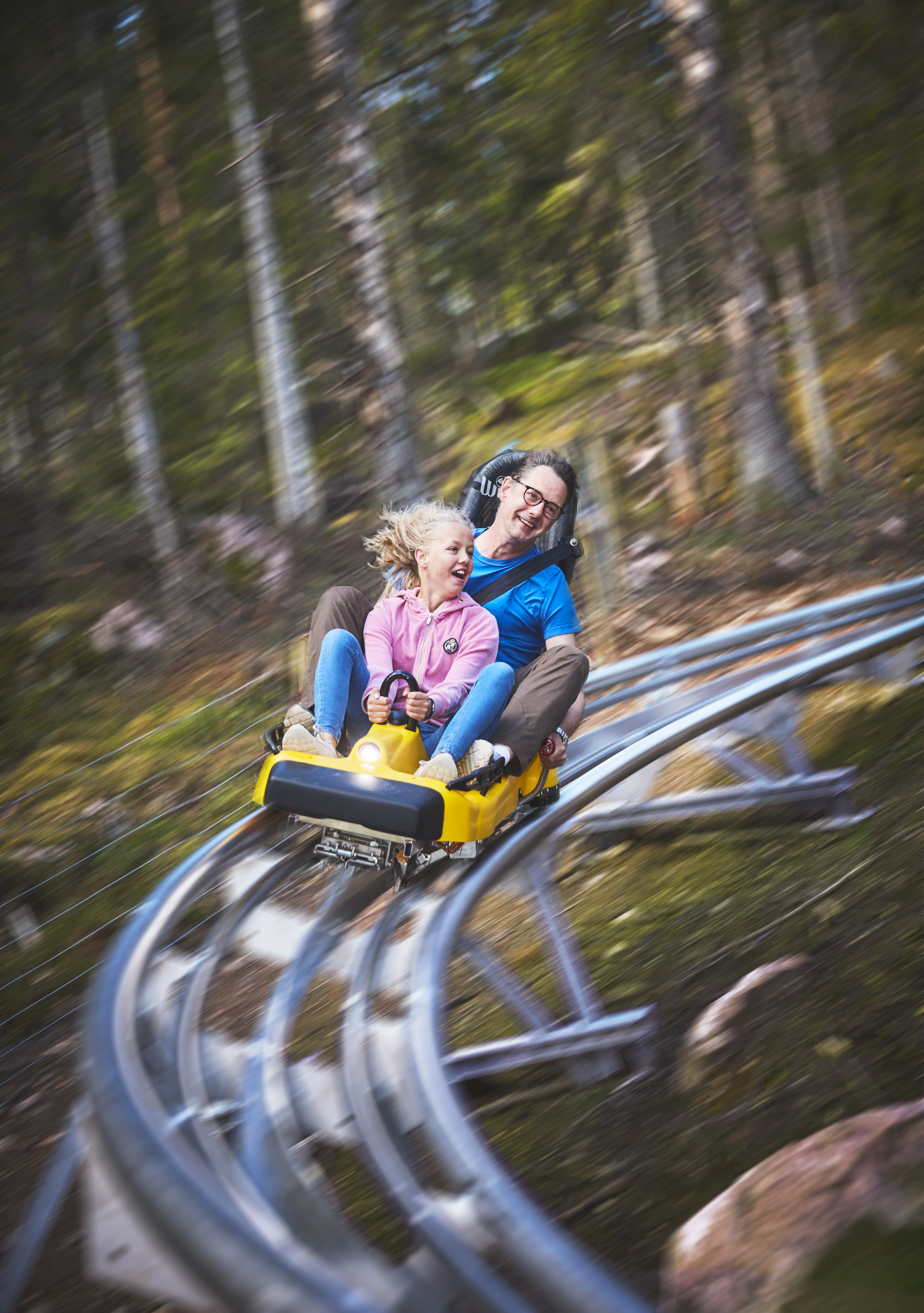 Man och barn i rodelbanan på Isaberg