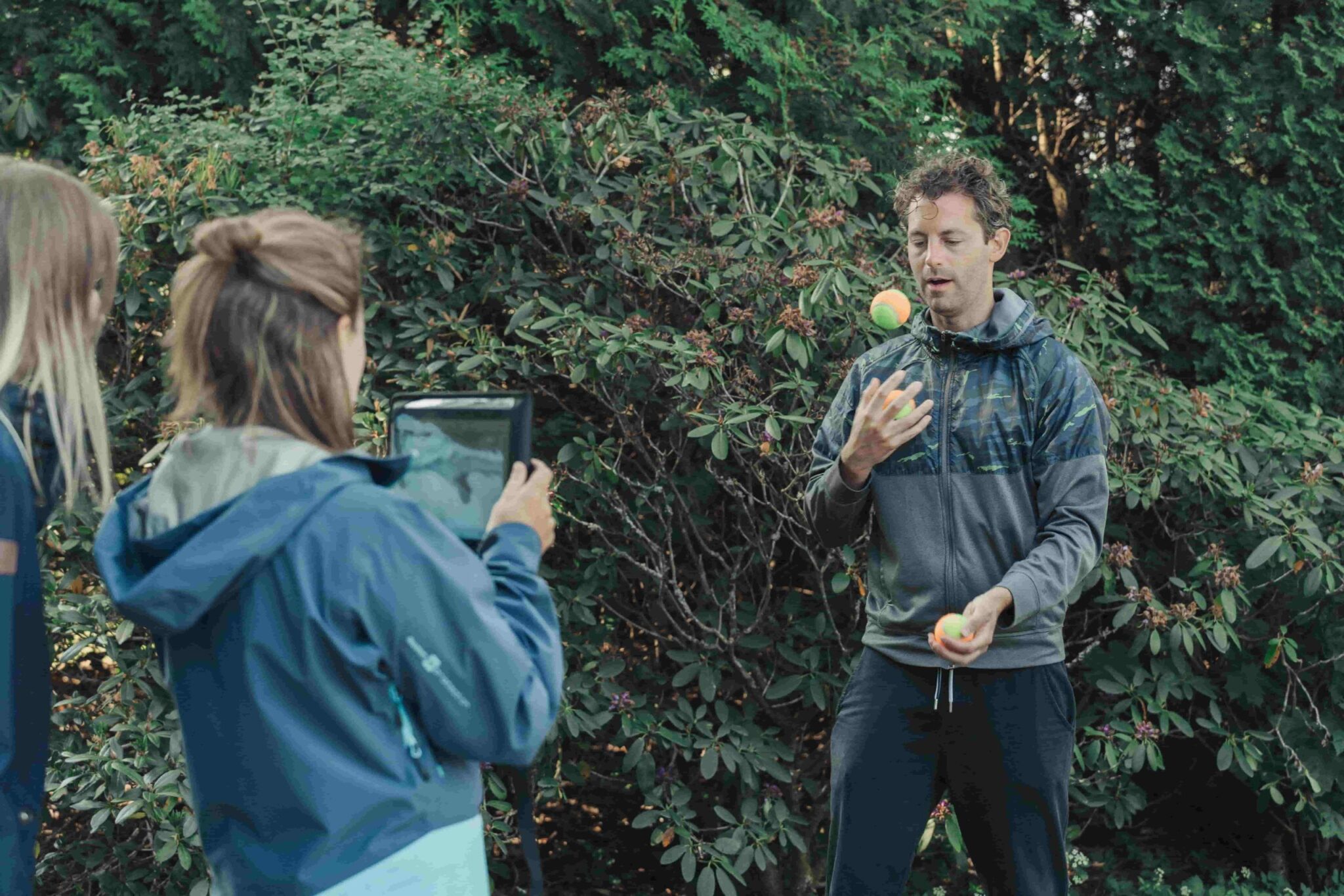 En man jonglerar med tennisbollar en del i den kompletta aktiviteten Mission Completed som genomför på Hestraviken