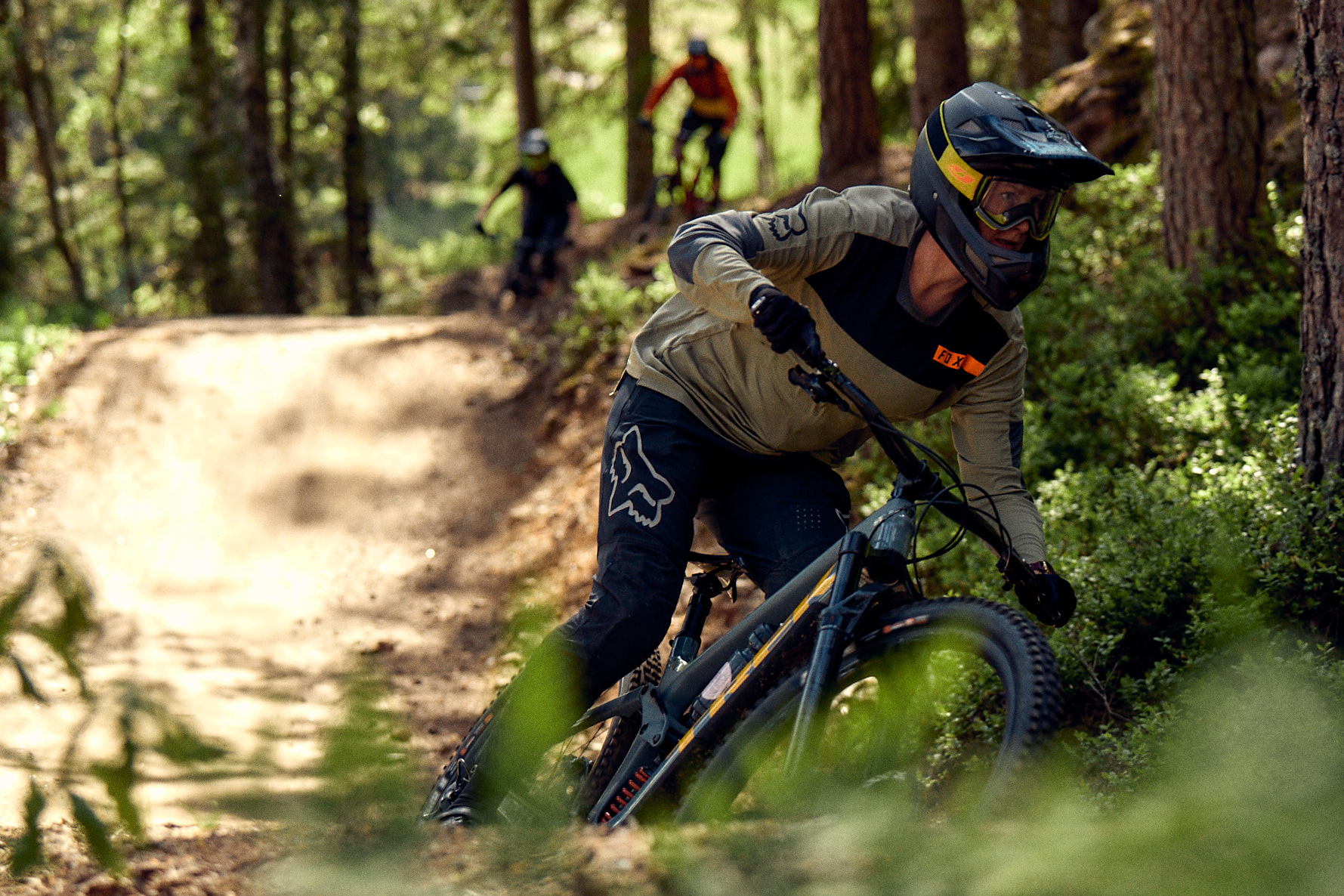 Man i närbild på flowled med doserade kurvor som böljar sig ner för toppen av Isaberg