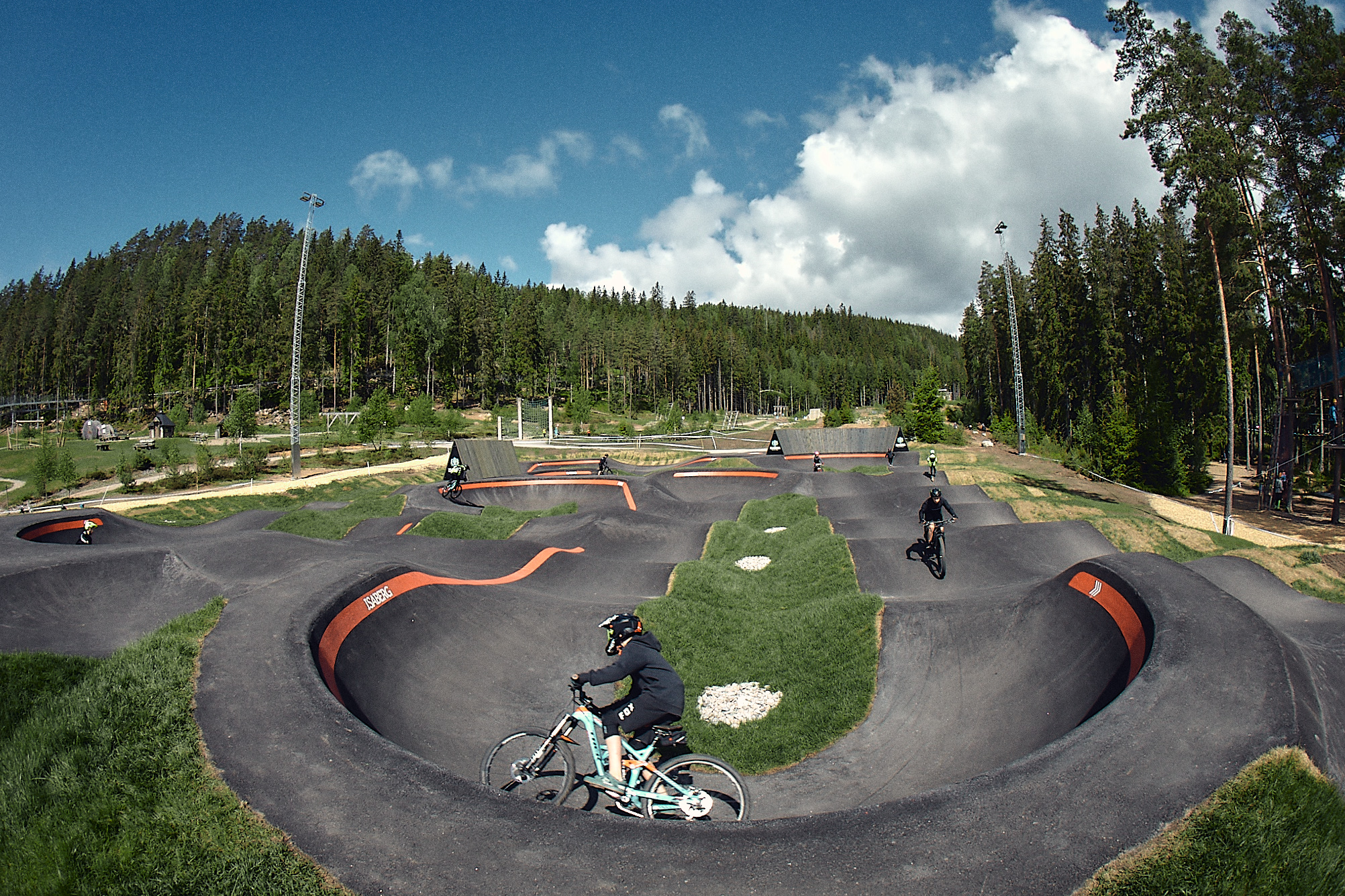 Cyklister i pumptrack banan på Isaberg i närheten av Hestraviken