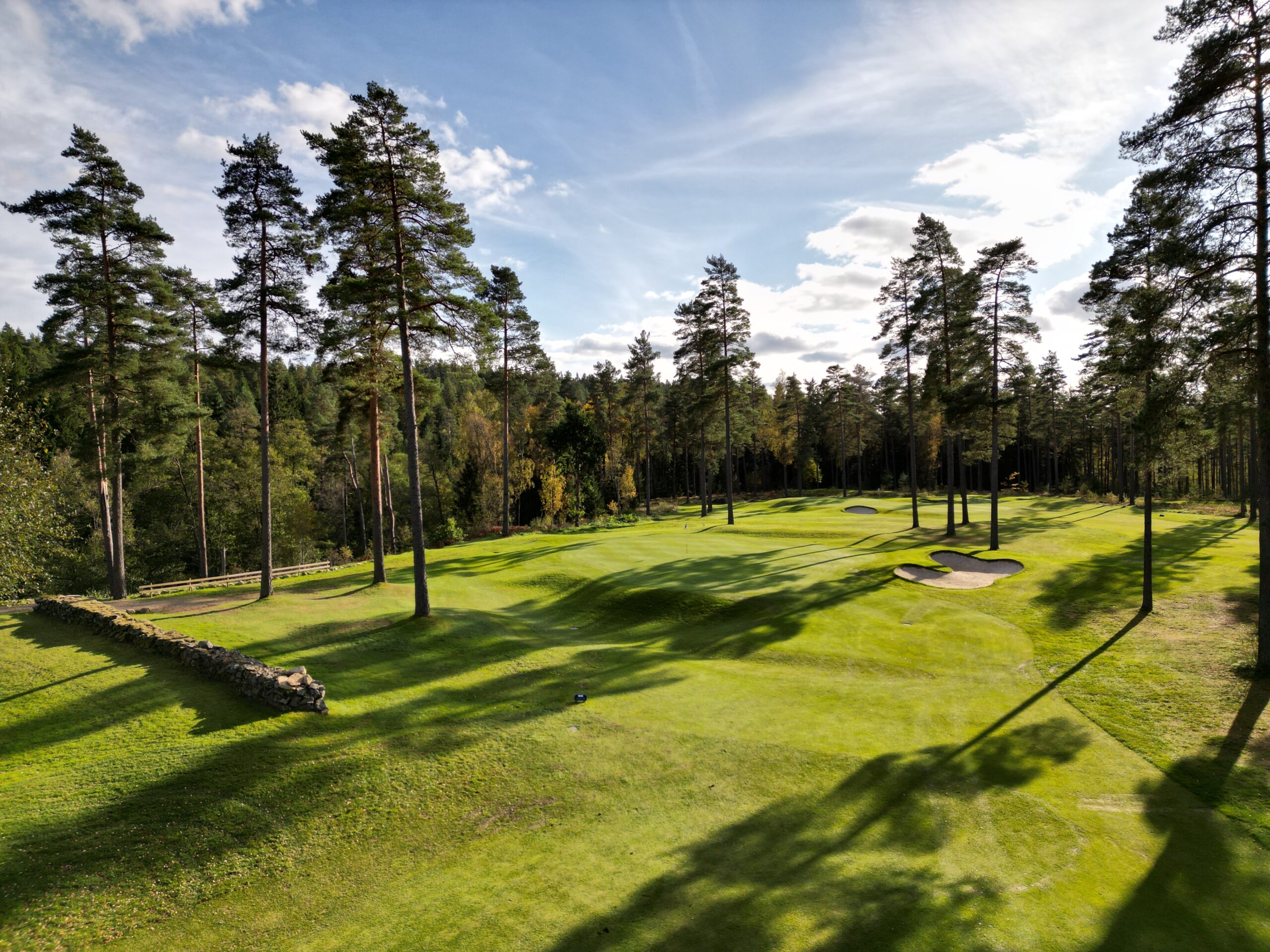 En av Isaberg GK skogsbanor med bunker och uppföjd green