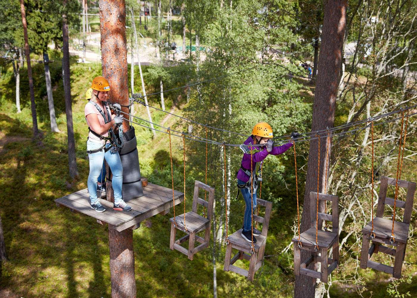 Mamma och dotter som tar sig fram i höghöjdsbanan på Isaberg