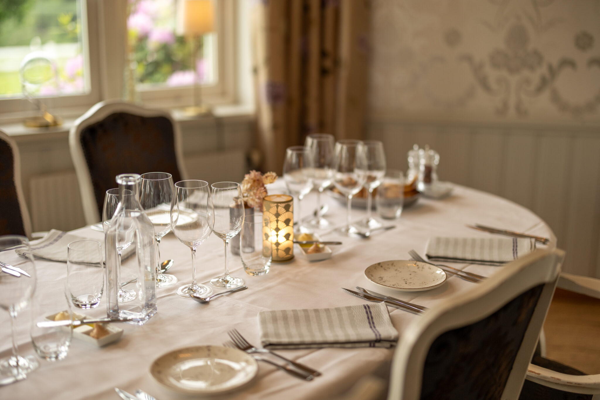 Dukar bord i vår Aquamatsal, vikta servetter, glas och bestick samt porslin i pudriga färger