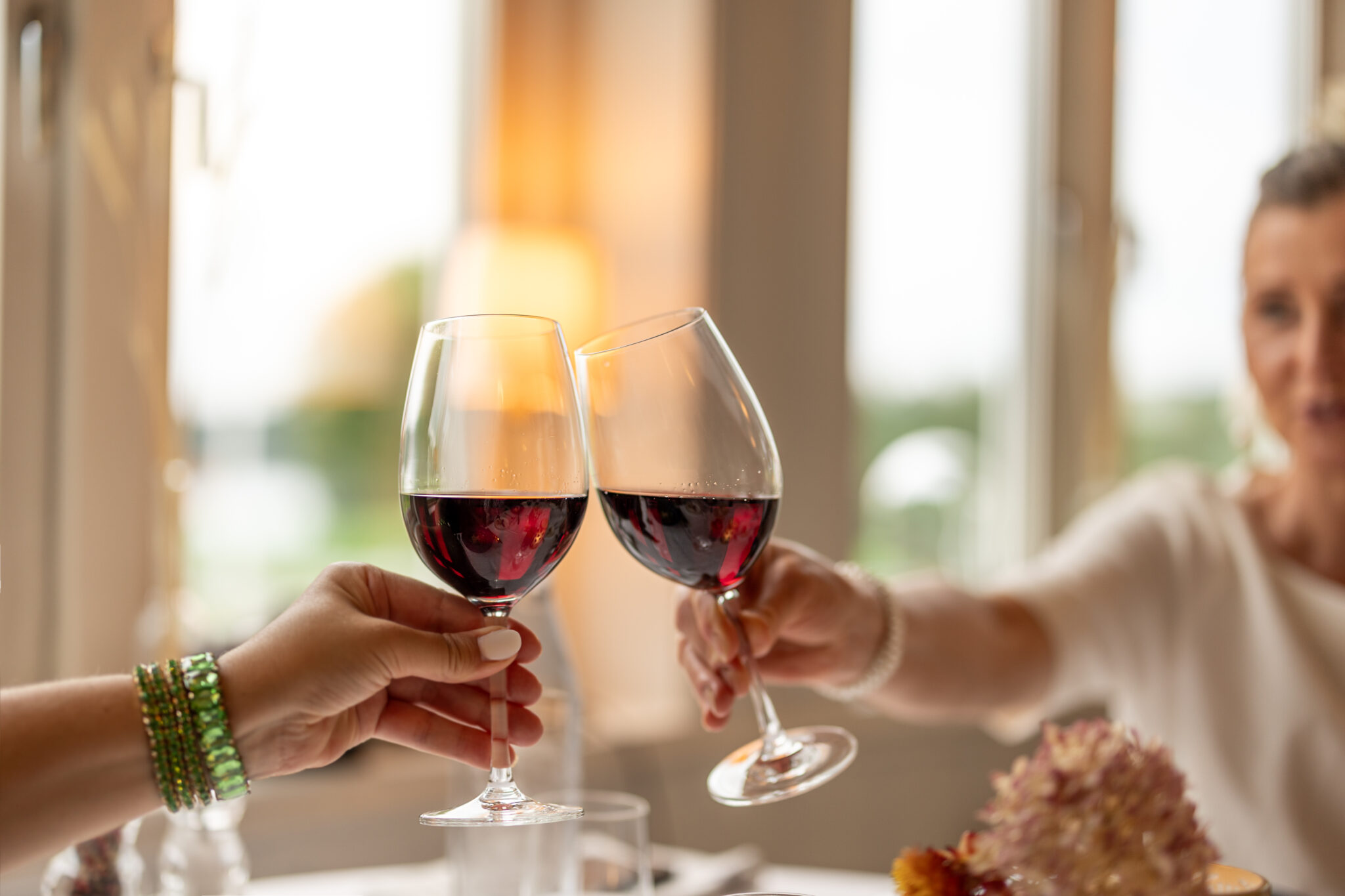 Skål med rödvin i restaurangen på Hestraviken hotell vid Isaberg, en plats för avkoppling och minnesvärda stunder.