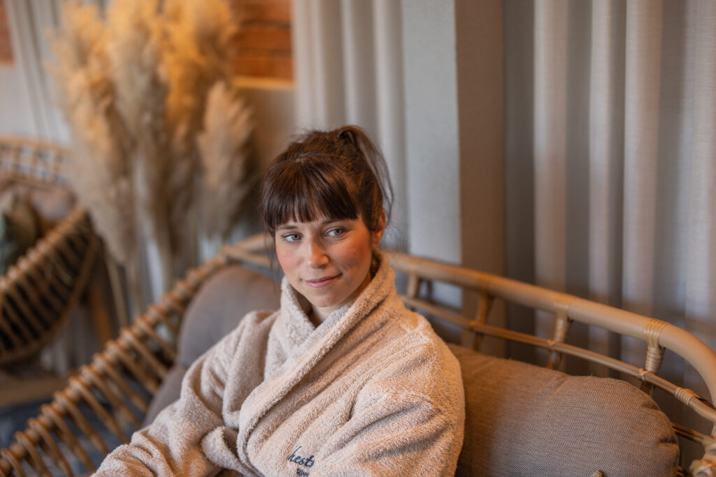 Kvinna i Riversides spalounge