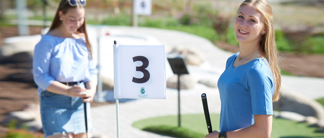Två ungdomar spelar äventyrsgolf på Isaberg. En perfekt aktivitet för både nybörjare och erfarna spelare i Småland.