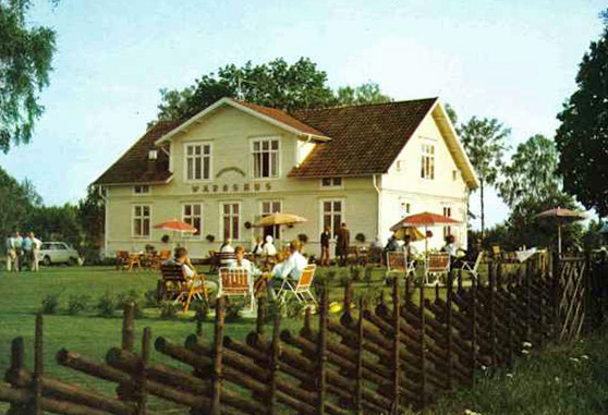 Hestraviken år 1966 med uteservering i trädgården och Smålandsstaket som ramar in