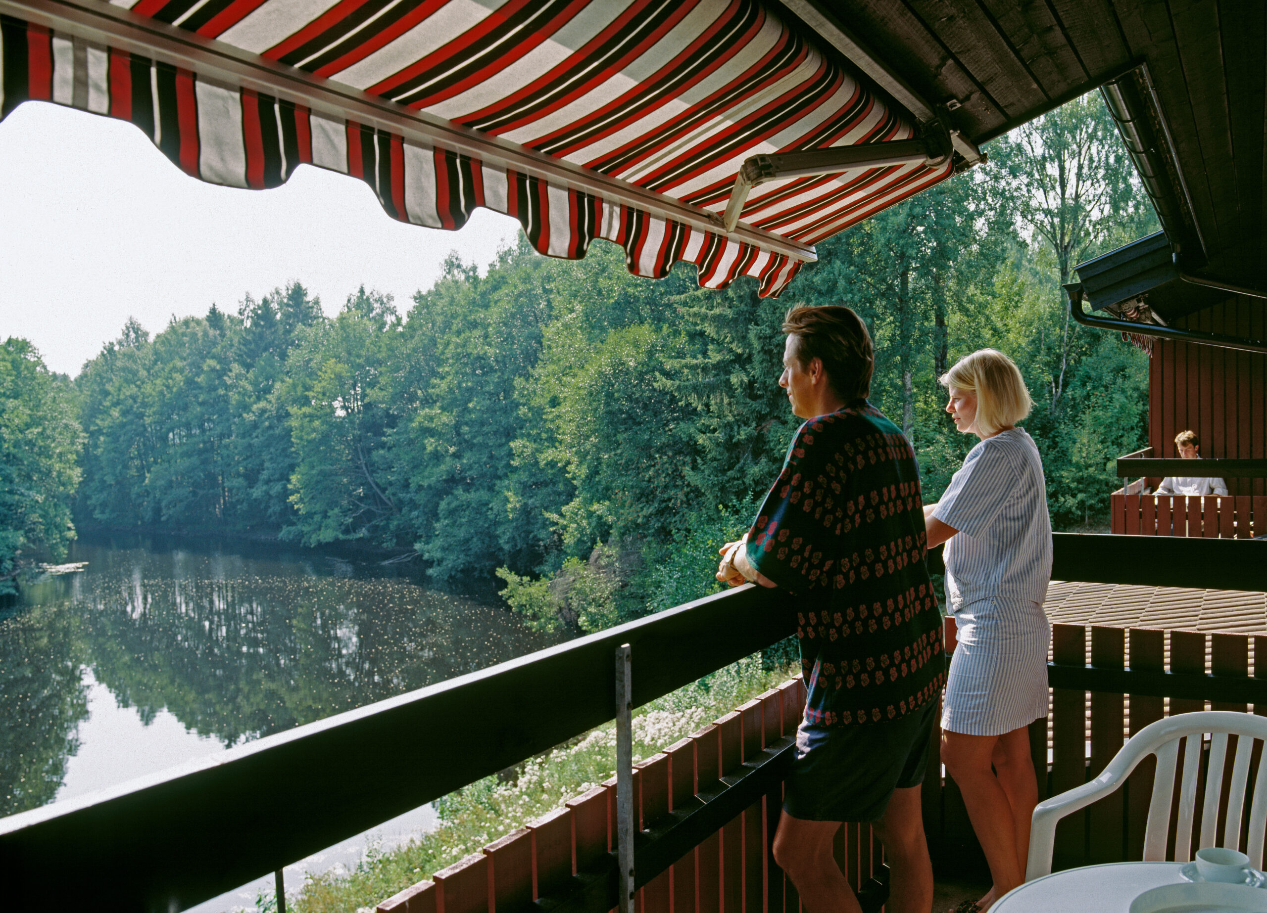 Historisk bild Nissan rinner sakta fram förbi våra Riverside rum med balkong eller terass