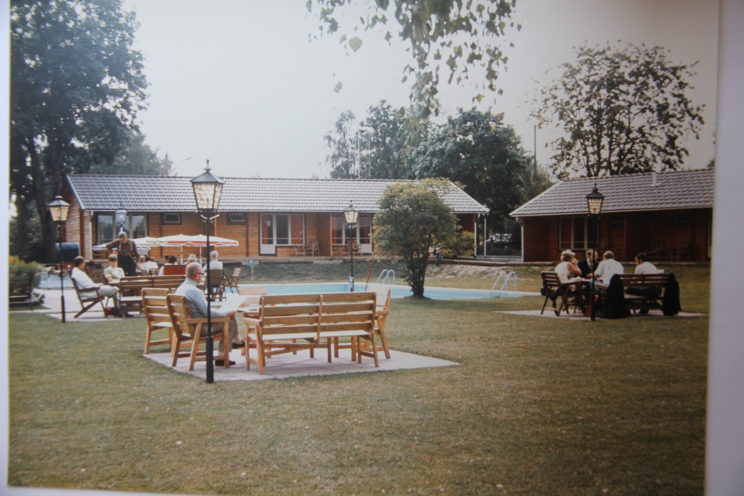 Historisk bild konferens i trädgården från 1985