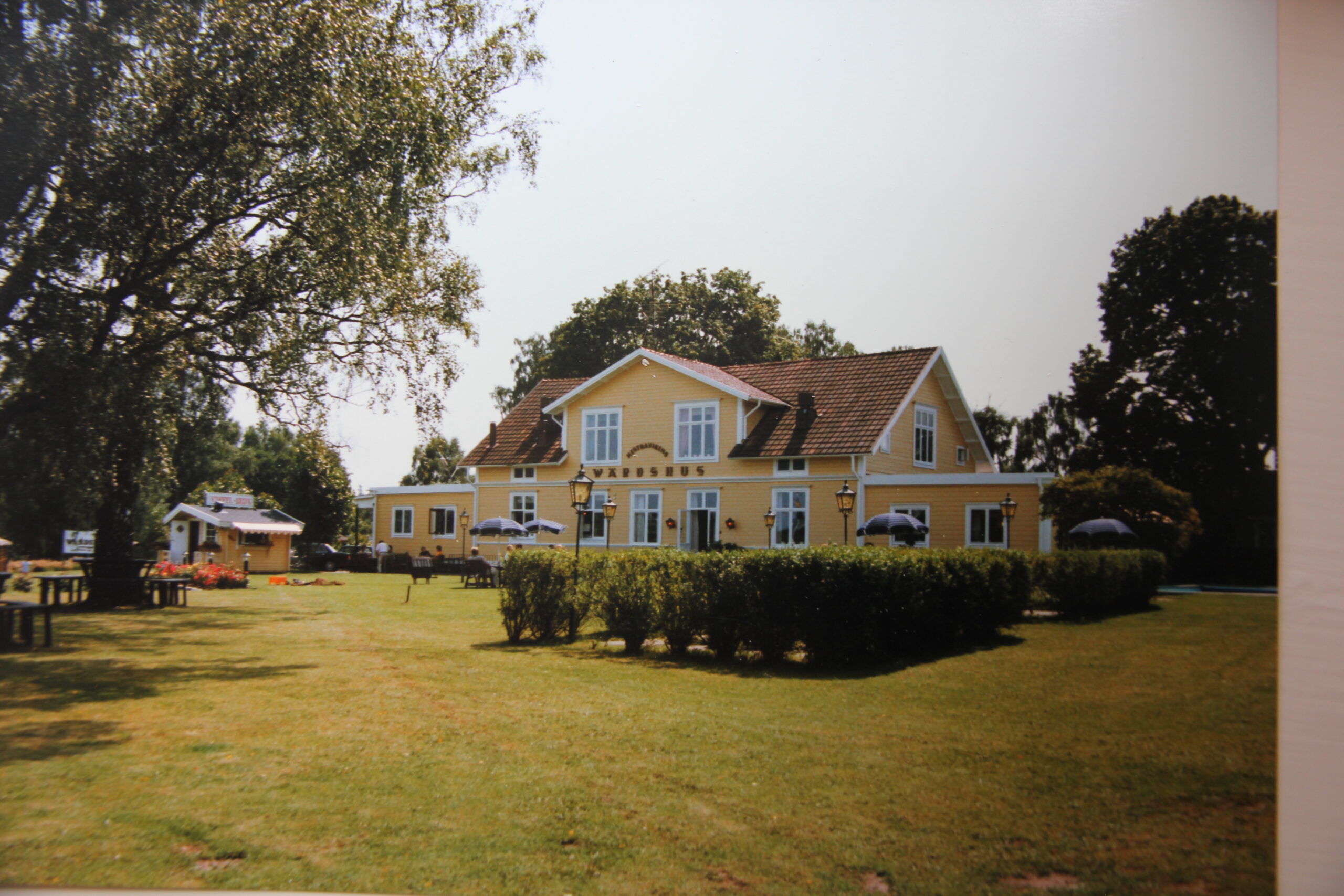 Historisk bild från 1985 Hestravikens Wärdshus med våffelstuga