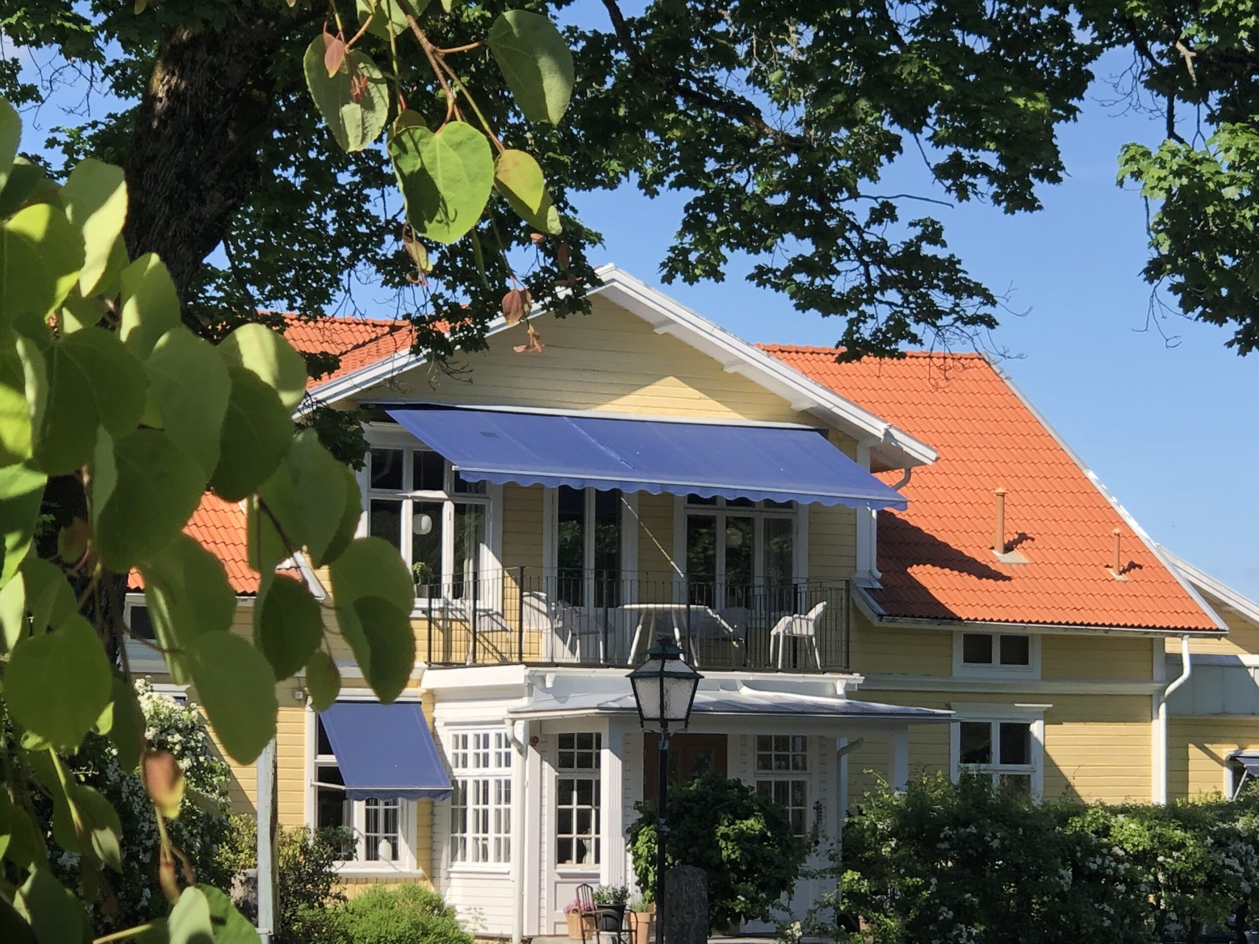 Restaurangvillan på Hestraviken, sedd från Receptionsvillan.