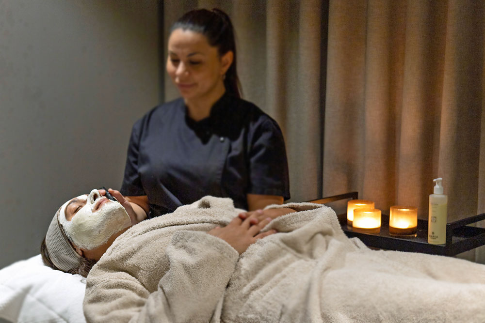 Tjej som avnjuter en ansiktsbehandling i Riverside spa Hestraviken
