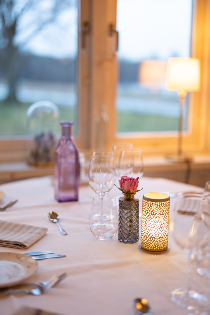 Dukat fönsterbord i matsalen på Hestraviken, en del av vår påsklunch i en festlig och naturskön miljö.